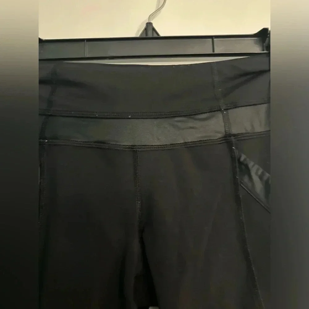 Lululemon Womens‎ Sz 4 Run Chase Me II Crops Black Leggings Capri mesh accents